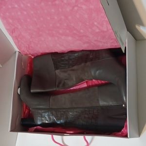 NEW IN BOX!  Women's Grey Knee-High Boots Size 8M L@@K WOW!